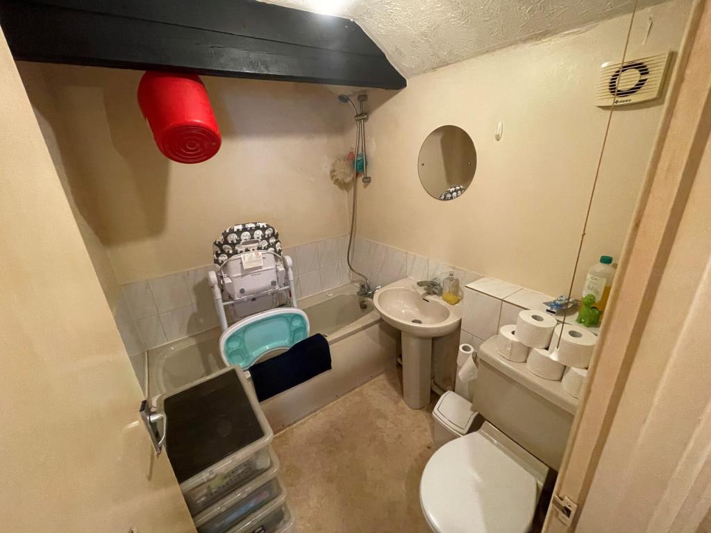 Lot: 76 - FREEHOLD MIXED USE INVESTMENT - Flat five bathroom with W.C.